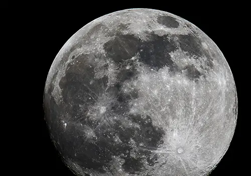 Exxelia on the Moon